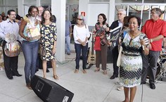 Pró-reitora Simoni Meneghetti faz entrega de brinde