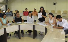 A servidora Bruna Queiroz fez a leitura do termo de ética da Universidade