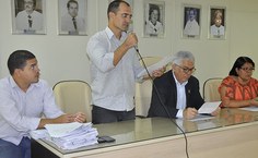 O diretor do DAP, Friederich Ebrahim, faz a leitura do termo de posse