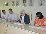 Reitor empossa seis novos servidores para os três campi