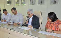 Reitor empossa seis novos servidores para os três campi