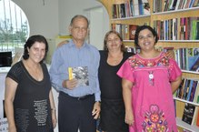 Servidor Manoel Mota junto com a diretora da Edufal, Stela Lameiras e a equipe que compõe a Edufal