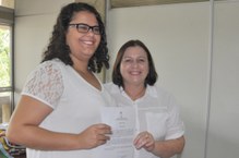 Poliana Dias recebe termo de posse das mãos da vice-reitora Rachel Rocha