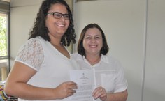 Poliana Dias recebe termo de posse das mãos da vice-reitora Rachel Rocha