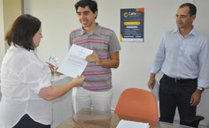 Vice-reitora entrega termo de posse a Emerson Rodrigues