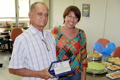 Manoel foi homenageado pelos colegas de Ascom com uma placa de agradecimento ao seu trabalho por todos esses anos