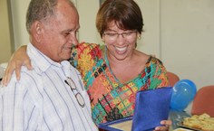 A coordenadora da Ascom, Simoneide Araújo, agradece a Manoel pelo seu trabalho nesses 33 anos e entrega-lhe a homenagem