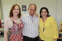 Manoel, ao centro, fez agradecimento especial às servidoras e amigas de trabalho, Diana Monteiro e Márcia Alencar