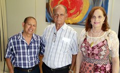 Manoel, ao lado dos amigos Edmilson Pereira e Diana Monteiro, companheiros de trabalho