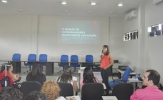 Melissa Menezes explica os instrutores os detalhes do Plano