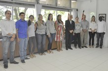 Novos servidores posam para foto com o reitor
