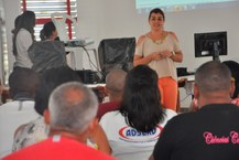 A nutricionista Milena Fernandes, administradora do RU da as boas vindas aos participantes da capacitaçoes