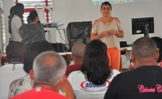 A nutricionista Milena Fernandes, administradora do RU da as boas vindas aos participantes da capacitaçoes