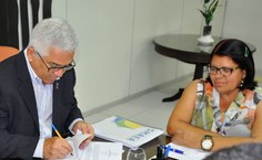 Reitor empossa oito novos servidores para Maceió, Arapiraca e Rio Largo