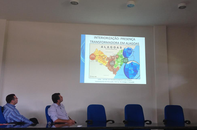 Rodrigo Brilhante e Március Oliveira acompanham apresentação sobre interiorização