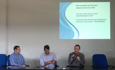 Mesa de debates durante o Pins