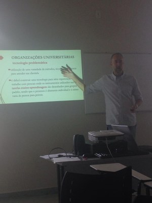 Andrew Finger da Faculdade de Economia, Administração e Contabilidade, ministrando o curso