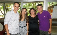 Helena [de preto, ao centro] posa ao lado de seus filhos