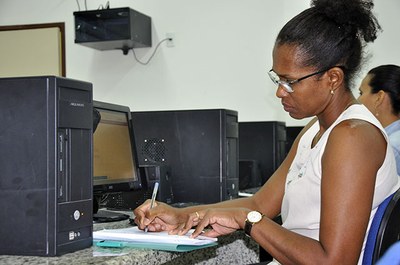 Professora Regla Toujaguez ministra suas aulas uma vez por semana por meio da plataforma EAD e aprova os resultados obtidos