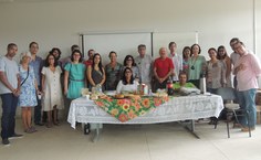 Ex-colegas, ex-alunos e familiares de Décio homenagearam o docente com banquete e champanhe