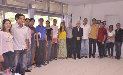 Foto oficial dos empossados com o reitor Eurico Lôbo e gestores