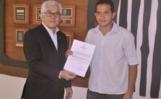 José Tássis Santos recebe do reitor o termo de posse