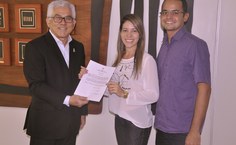 Karine Giselle comemora conquista ao lado do esposo