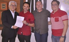 Luciano de Araújo Bezerra, ao lado do irmão e do amigo, comemora a conquista