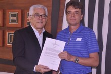 Marco Antonio de Carvalho recebe termo de posse