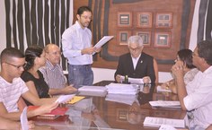 O diretor-adjunto do DAP, Thiago Soares, fez a leitura dos Termos de Posse