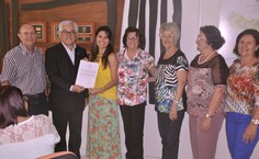 Professor Luiz Antônio e o reitor Eurico Lôbo com Larissa Bonfim Palmeira de Lima e sua família