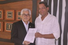 Reitor Eurico Lôbo entrega termo de posse a Ricardo Manoel Correia Lima