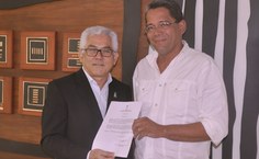 Reitor Eurico Lôbo entrega termo de posse a Ricardo Manoel Correia Lima