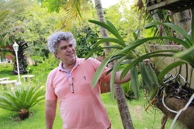 Wilson Porto diz como seu amor pelas flores o ajudou a passar por um difícil momento de sua vida (Foto: Jônatas Medeiros / Ascom Ufal)