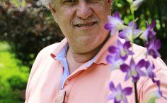 Wilson Porto coleciona 200 espécies de orquídeas; este foi um hobby que sempre lhe acompanhou (Foto: Jônatas Medeiros / Ascom Ufal)