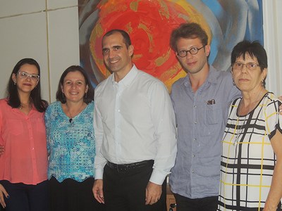 Vice-reitora Rachel Rocha e o diretor do DAP, Frederich Ebrahim, receberam Gabriela Correia, Rafael Oliveira e sua mãe para a solenidade de posse