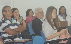 Originário do IQB, o reitor Eurico  Lôbo, sentado entre colegas e alunos do Instituto, ouviu atentamente as apresentações