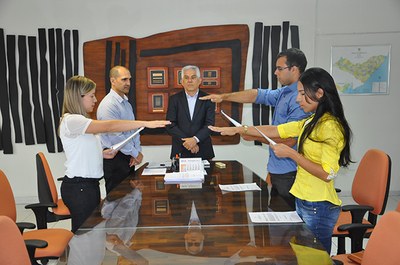 Novos servidores fazendo a leitura do juramento em solenidade de posse