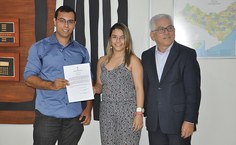 Rafael Alexandre Marques de Araújo tomando posse no gabinete do reitor Eurico Lôbo