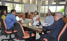 Reitor Eurico Lôbo conversa com novos servidores em solenidade de posse