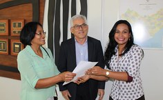 Reitor Eurico Lôbo empossa nova servidora