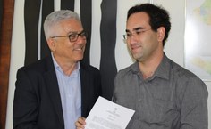 Victor de Carvalho sendo empossado pelo reitor Eurico Lôbo