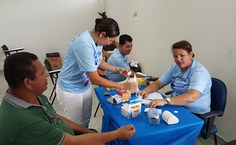 Técnicos mediram a pressão e examinaram a taxa de glicose