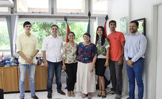 Novos servidores com a Reitora em exercício, Rachel Rocha, em solenidade de posse