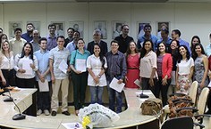 Servidores posam com o reitor Eurico Lôbo no encerramento da solenidade