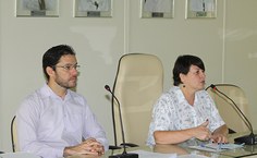 Thiago Felipe e a reitora em exercício Rachel Rocha na solenidade de posse de 16 servidores