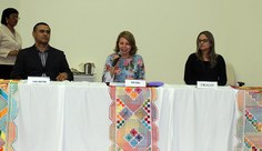 Reitora Valéria Correia, entre o vice José Vieira e a pró-reitora de Gestão de Pessoas e Trabalho, Carolina Abreu, empossam os servidores