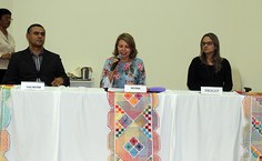 Reitora Valéria Correia, entre o vice José Vieira e a pró-reitora de Gestão de Pessoas e Trabalho, Carolina Abreu, empossam os servidores