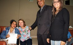 Valéria Correia, José Vieira e Carolina Abreu foram até Edna Bezerra, empossada coordenadora de Ações Acadêmicas, porque o auditório não dispunha de acessibilidade