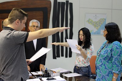 Aline Cavalcanti e Ênio Bassi fazendo a leitura do juramento